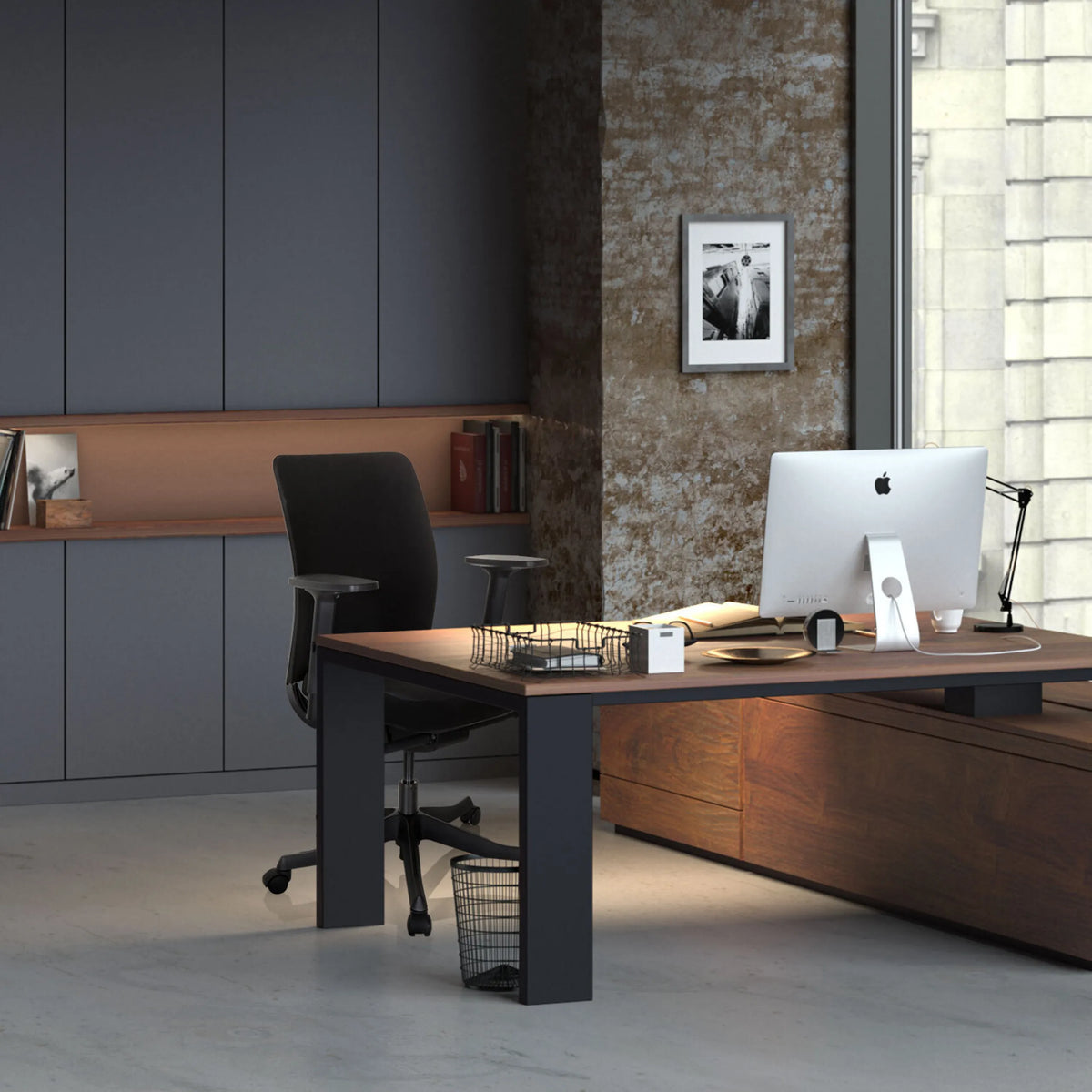Profi-Bürostuhl SENATOR in Schwarz an einem Schreibtisch in einem modern eingerichteten Büro von hjh OFFICE