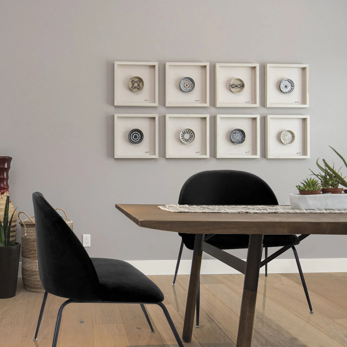 Chaise rembourrée noire VELVO avec des pieds fins en métal à une table à manger de hjh OFFICE
