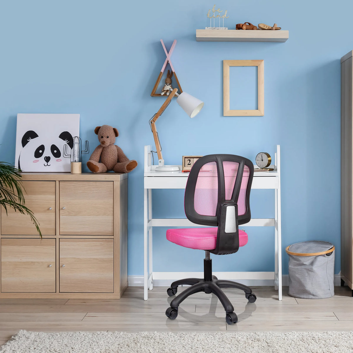 Chaise pivotante pour des enfants KID YU 200 rose avec dossier en maille et roulettes à un bureau blanc de hjh OFFICE