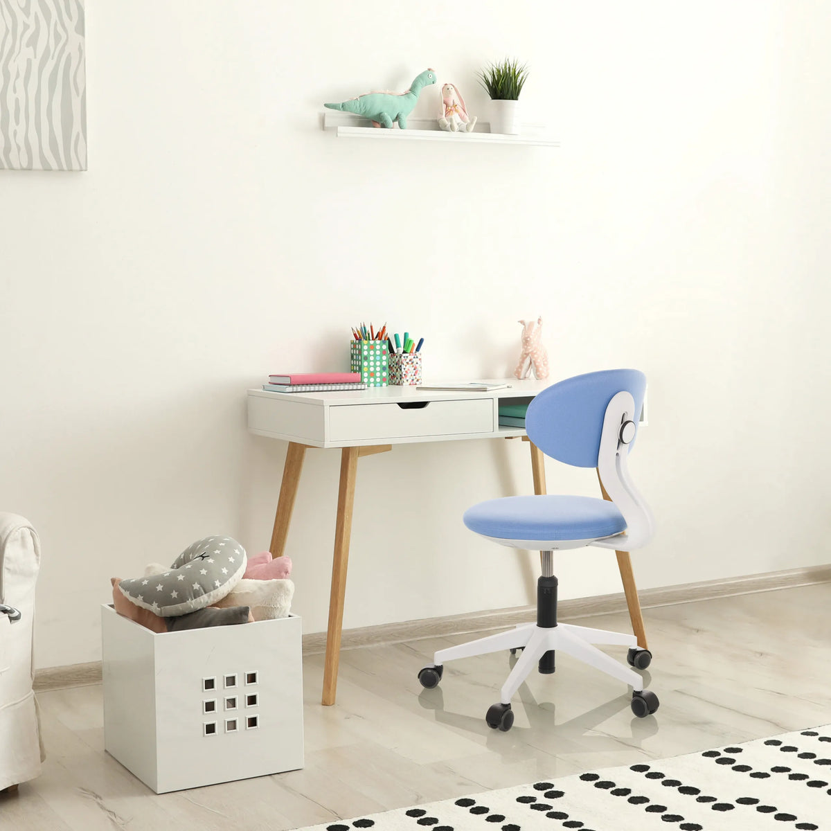 Chaise pivotante pour des enfants MINIMOVO bleue avec piètement blanc et roulettes de hjh OFFICE