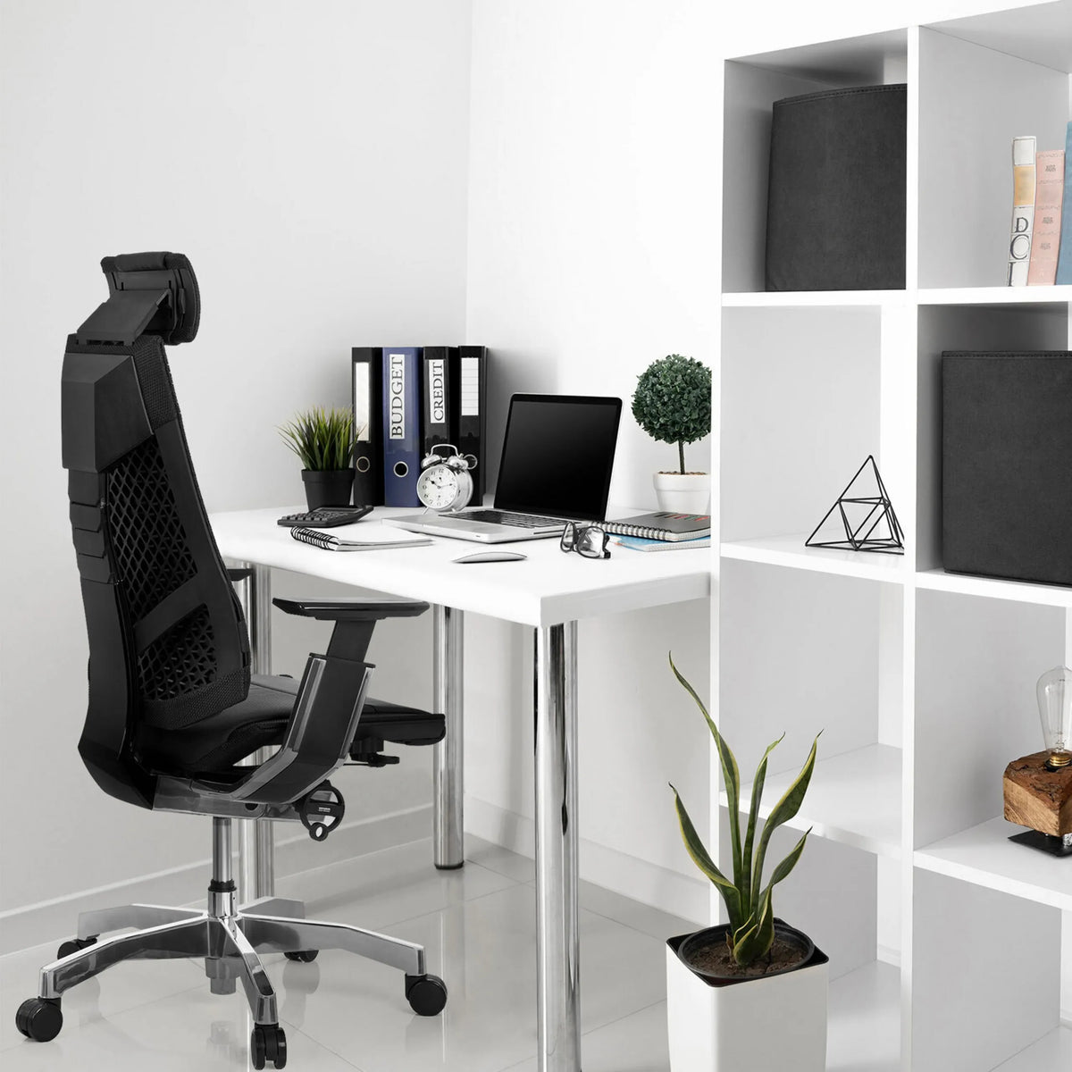 Siège de bureau haut de gamme GENIDIA PRO noir en cuir à un bureau blanc de hjh OFFICE