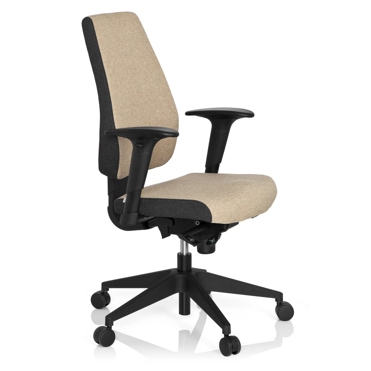 Siège de bureau professionnel PRO-TEC 500 beige avec accoudoirs et base noire à cinq roulettes de hjh OFFICE – vue à 360° (vue de trois quarts avant 60°)