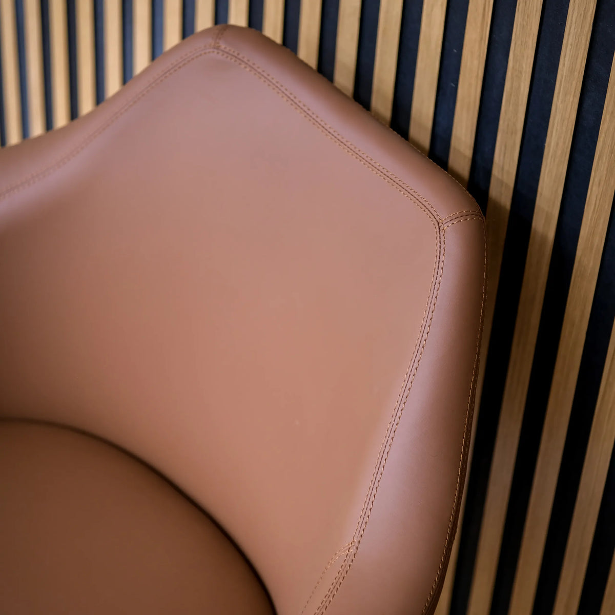 Rembourrage en cuir marron du dossier du fauteuil de salon ARTEMIA avec coutures visibles de hjh OFFICE