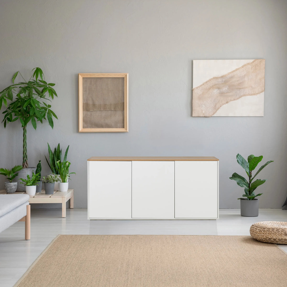 Buffet KELO S en blanc avec un plateau en chêne dans une pièce lumineuse de hjh LIVING