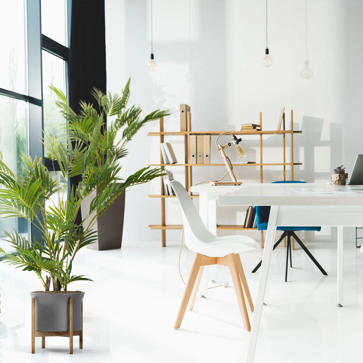 Plante artificielle verte ARECA I dans un pot gris sur un support en bois de hjh OFFICE