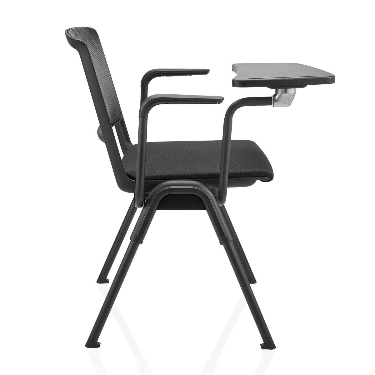 Planchette à pince MEET WA en noir sur une chaise avec accoudoirs et dossier en maille de hjh OFFICE