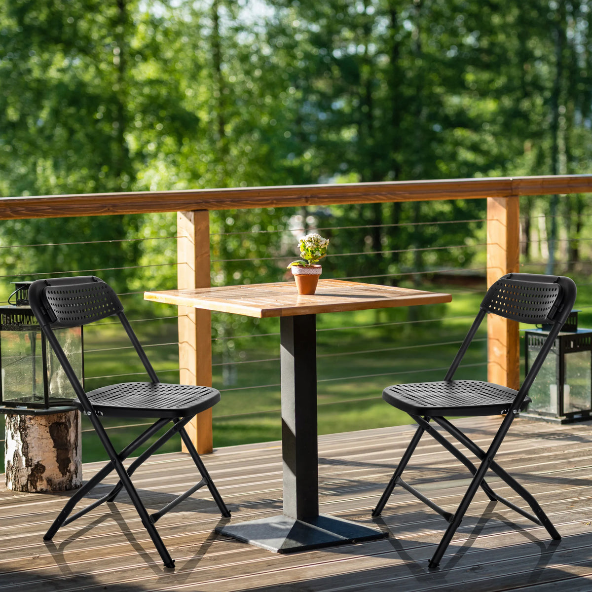 Deux chaises d'extérieur noires TUDELA XXL PRO avec assise perforée à une table en bois de hjh OFFICE