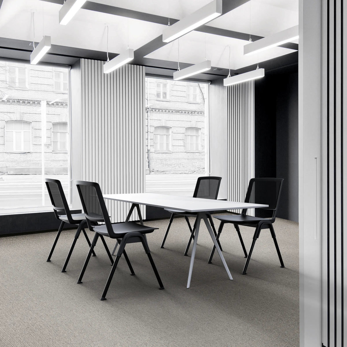 Quatre sièges visiteur MEET WA noirs à une table de conférence blanche dans un bureau moderne de hjh OFFICE