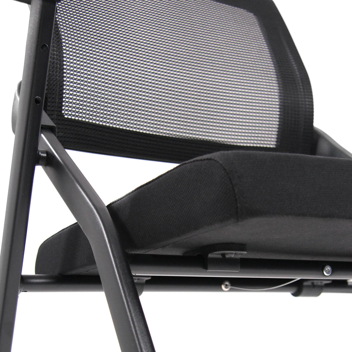 Dossier en maille respirante et assise rembourrée de la chaise pliante PRIORITY II en noir de hjh OFFICE