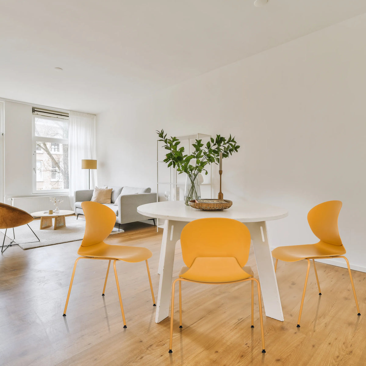 Chaises à quatre pieds jaunes T36 VI avec coque d'assise incurvée et pieds fins de hjh OFFICE