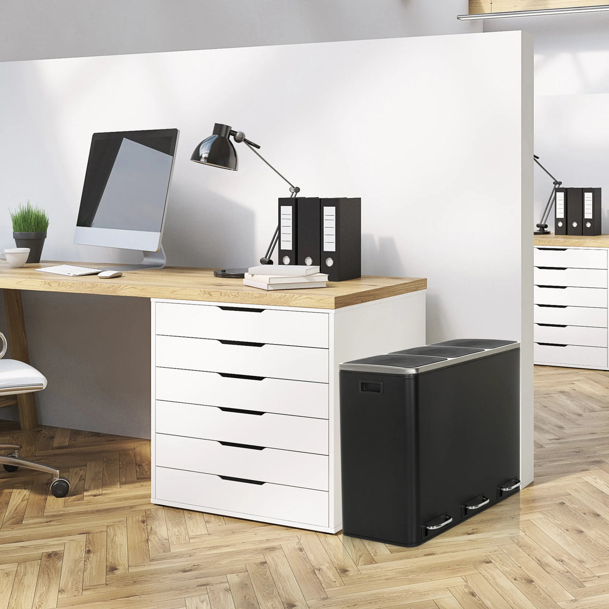 Schwarzer Mülleimer Clean 9 mit zwei Fächern neben einem Schreibtisch von hjh OFFICE