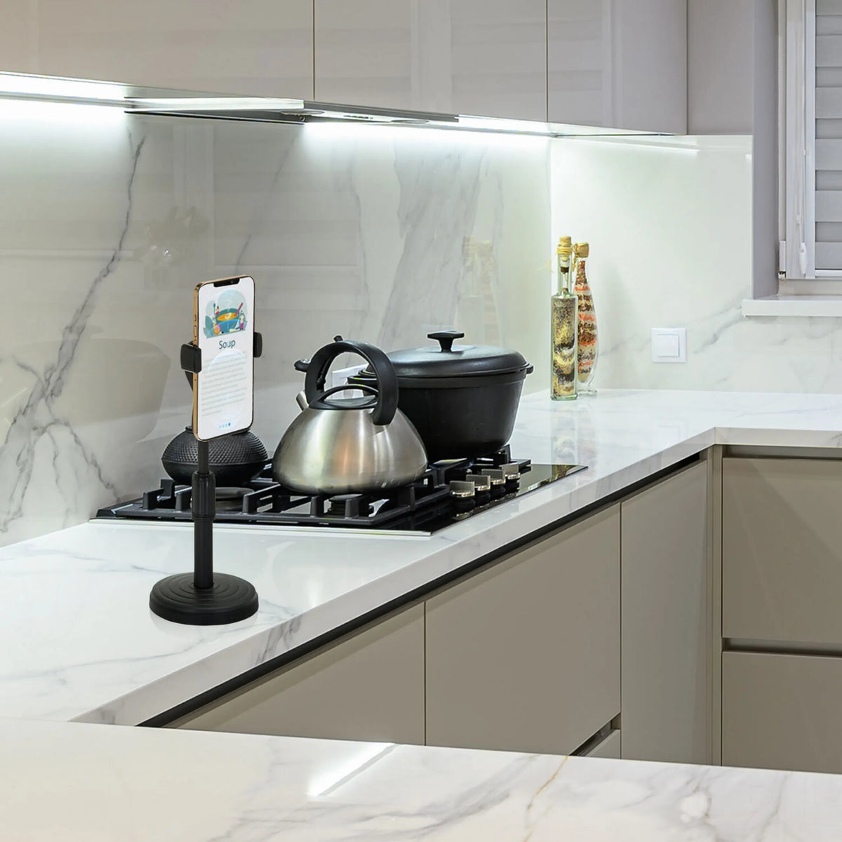 Support de téléphone portable & tablette FLEXMOBI II noir sur un plan de travail de cuisine blanc de hjh OFFICE