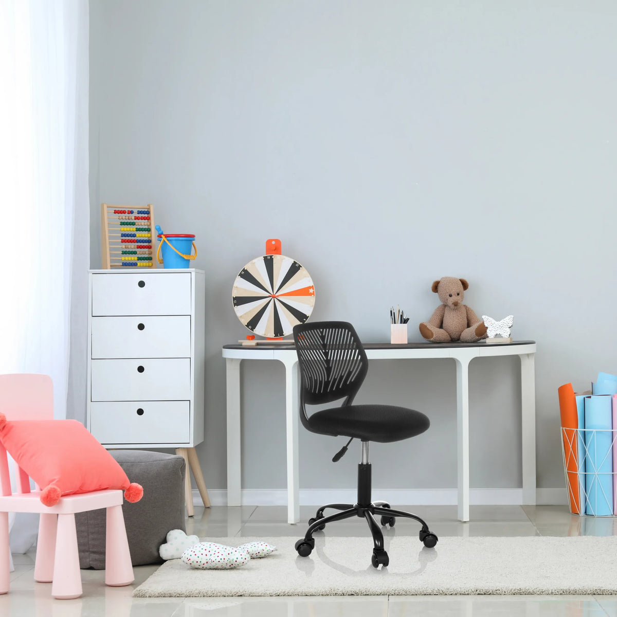 Chaise pivotante pour des enfants KID QB noire avec dossier en maille et roulettes à un bureau blanc de hjh OFFICE