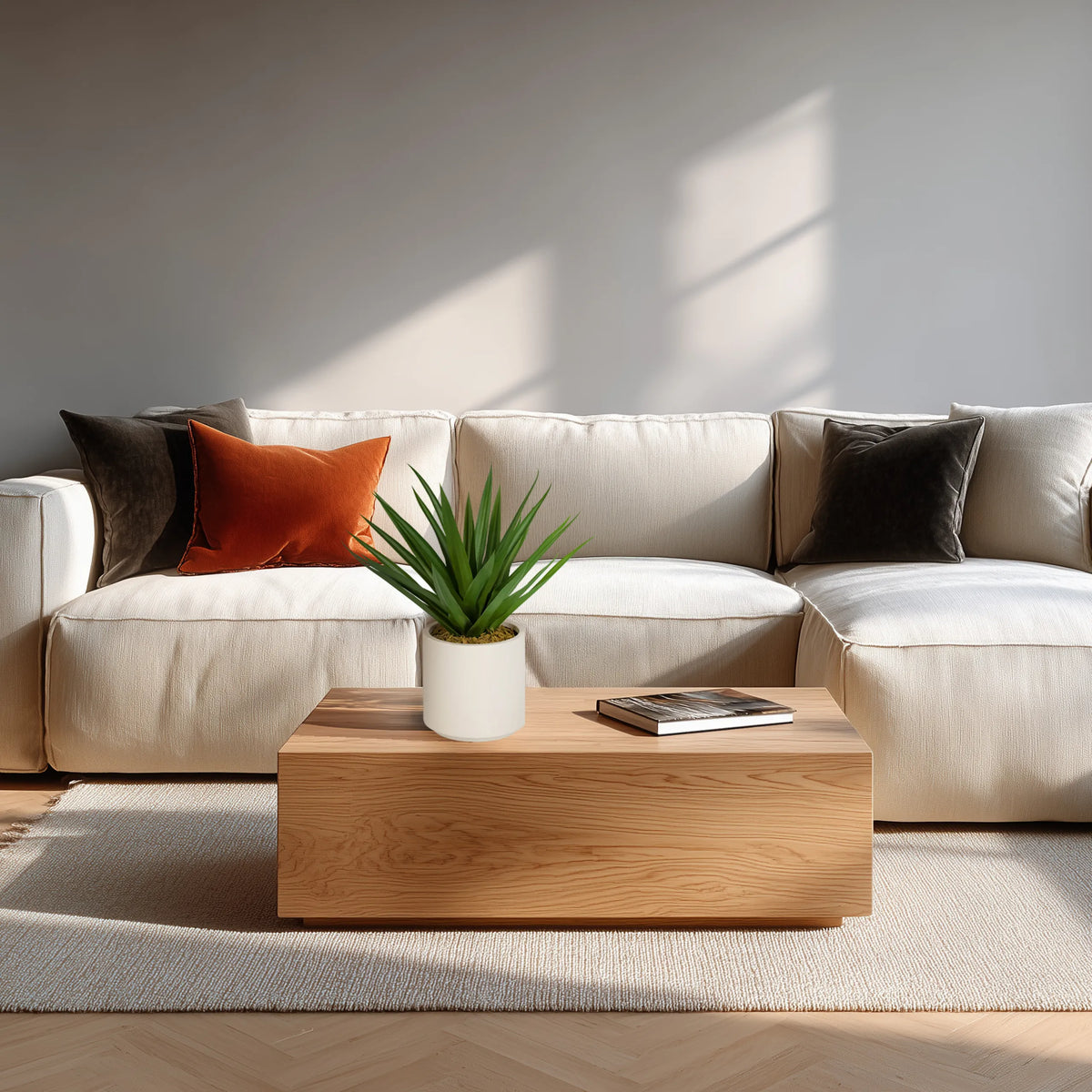 Plante artificielle Agave verte dans un pot blanc sur une table en bois devant un canapé clair de hjh OFFICE