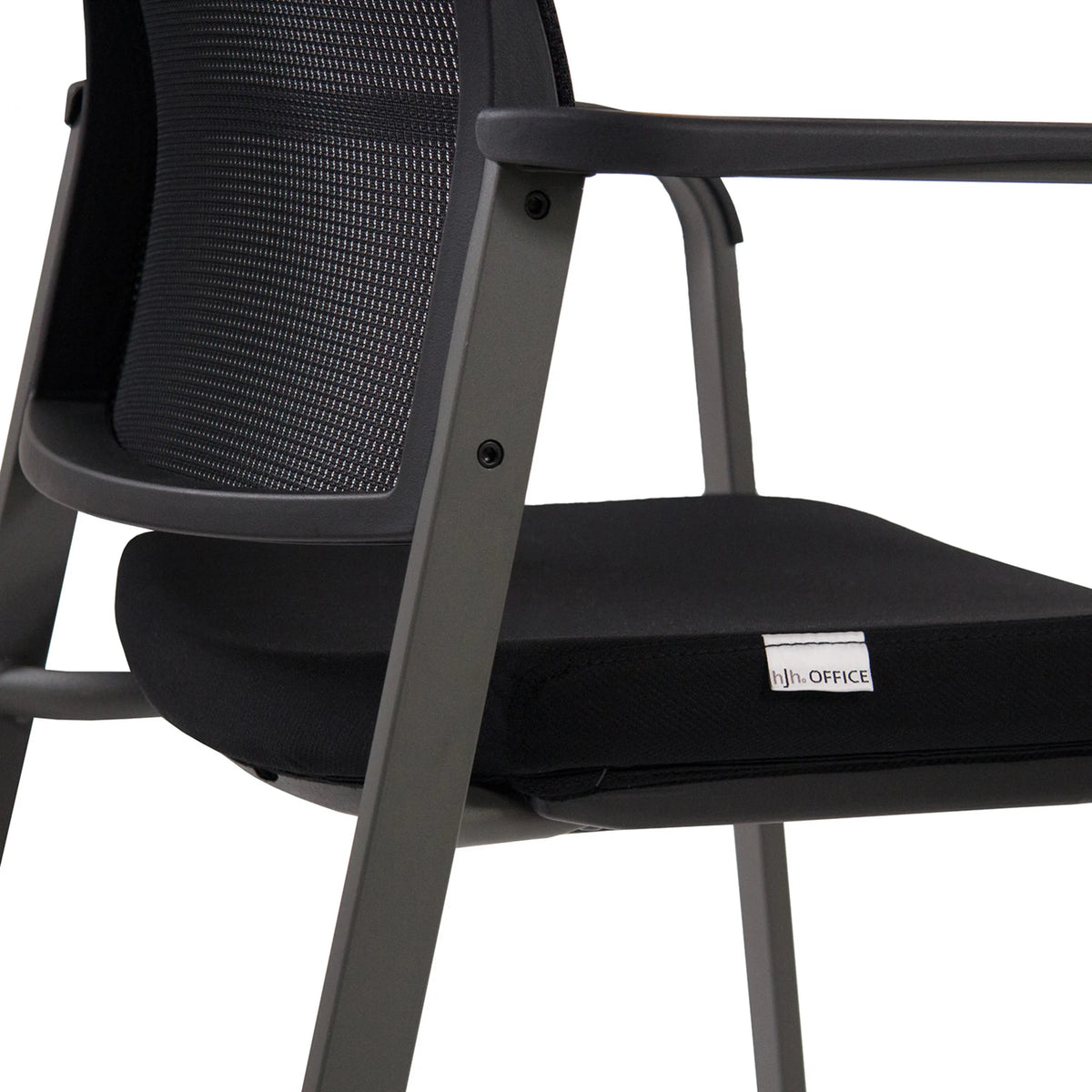 Assise et accoudoir de la chaise à quatre pieds MEET en noir avec un petit logo de la marque de hjh OFFICE