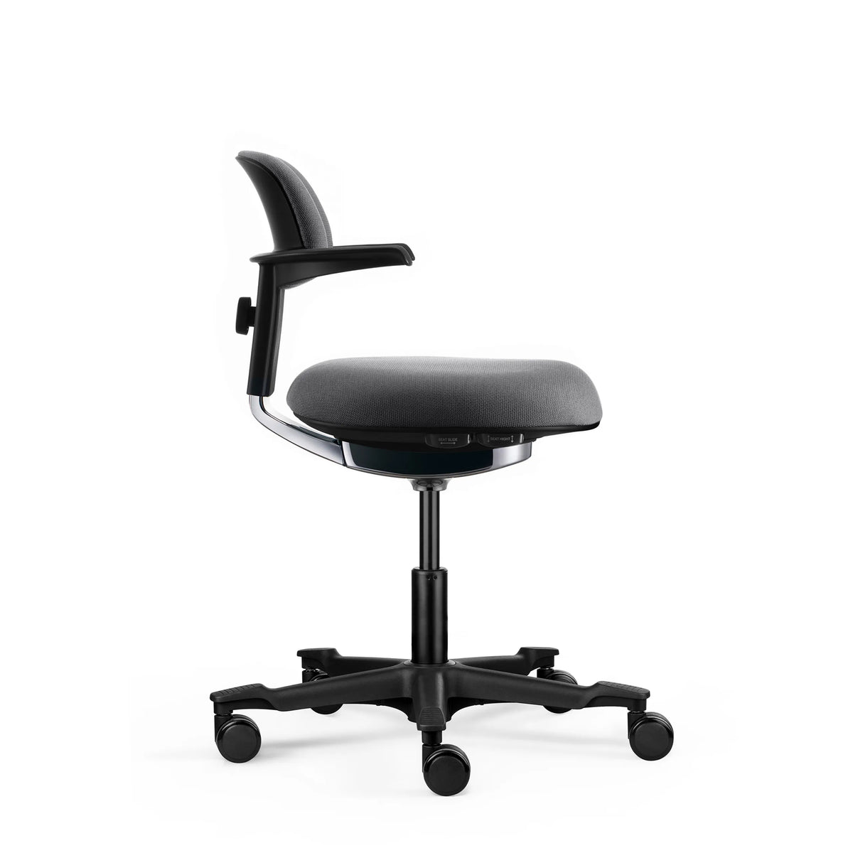 Chaise de travail WORK 40 gris foncé avec accoudoirs et cinq roulettes sur fond blanc de hjh OFFICE