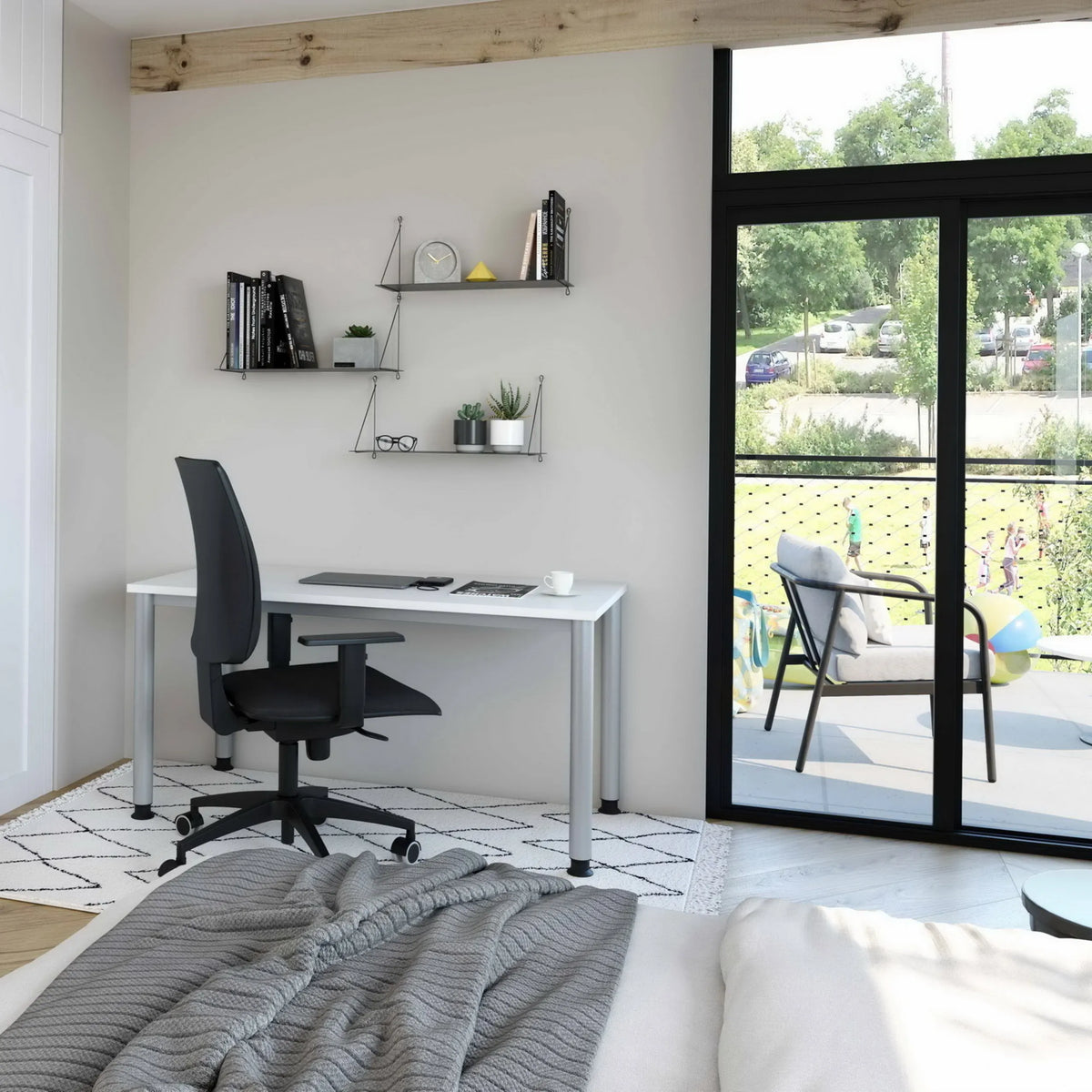Bureau réglable en hauteur HILO 614 S en blanc-argent, dimensions 140 x 67 cm de hjh OFFICE PRO
