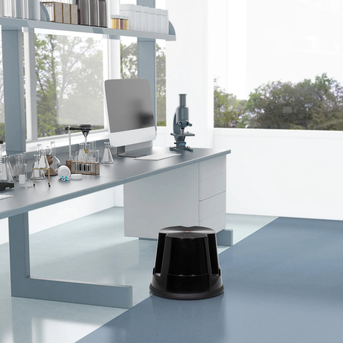 Tabouret marchepied noir TIO-S devant une table de laboratoire dans une pièce lumineuse de hjh OFFICE