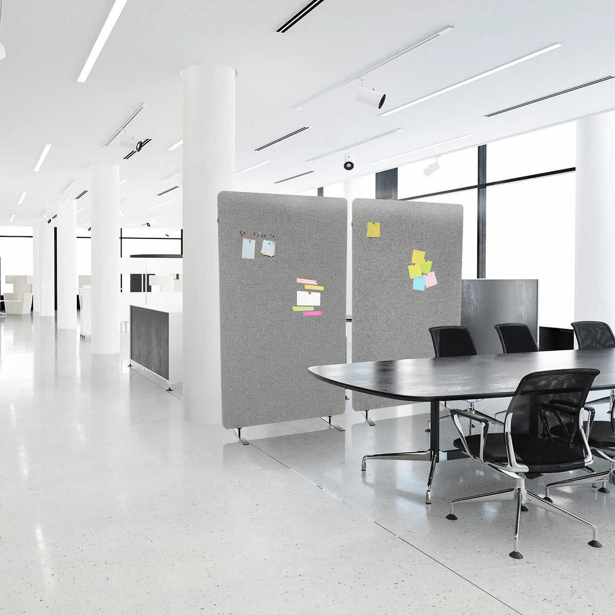 Cloisons de séparation FLEXMIUT STAND gris clair avec des notes adhésives dans un bureau de hjh OFFICE