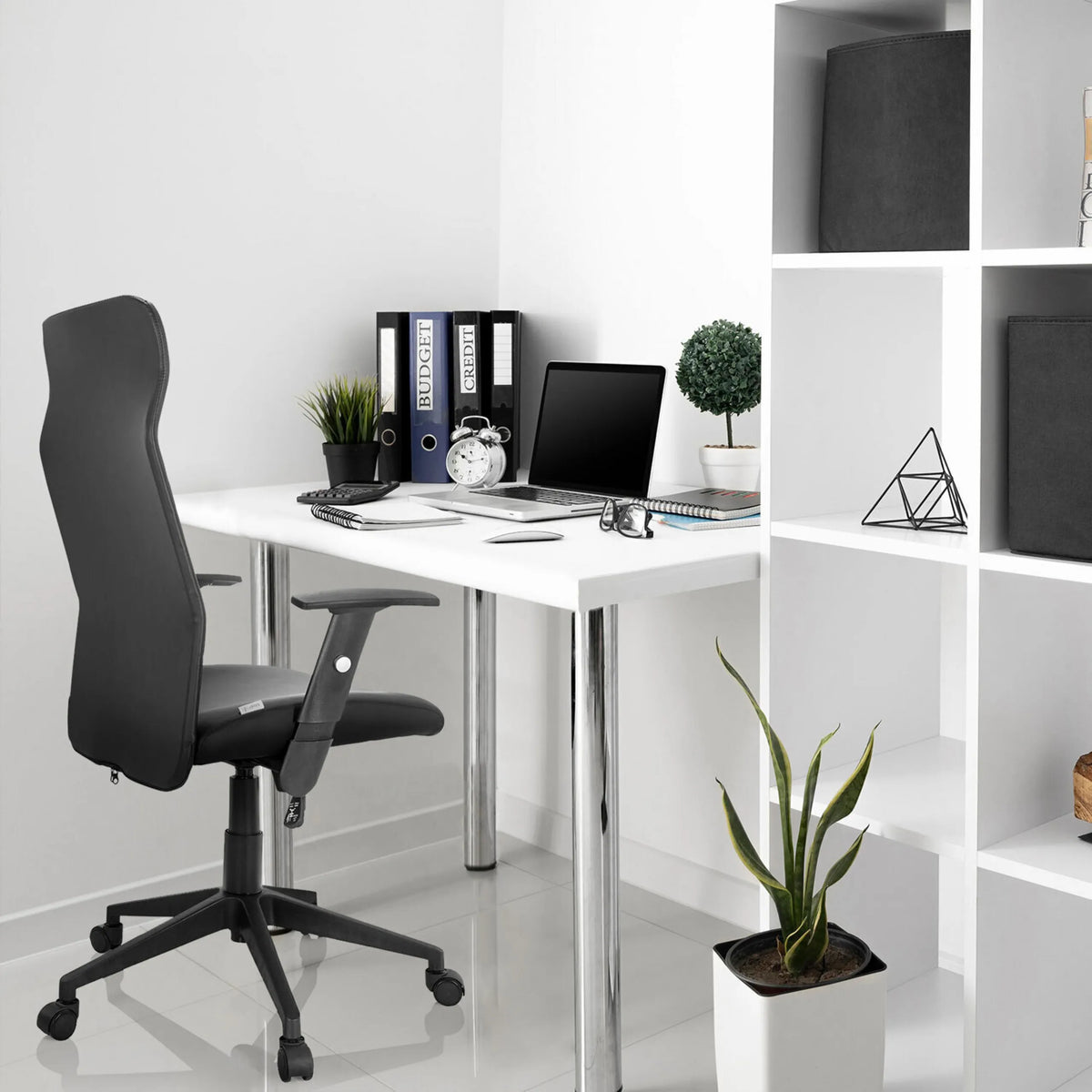 Siège de bureau à domicile ARTON 30 noir avec accoudoirs et roulettes à un bureau blanc de hjh OFFICE