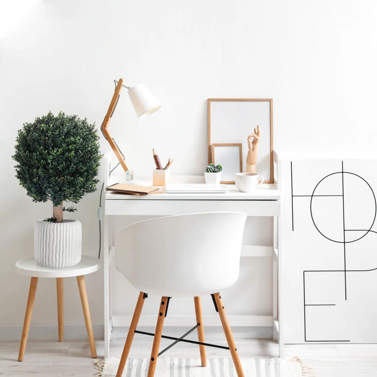 Plante artificielle verte BUXUS dans un cache-pot blanc texturé sur une table d'appoint de hjh OFFICE