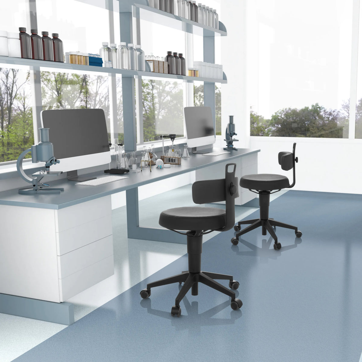 Deux tabourets pivotants TOP WORK FLEX PU noirs avec revêtement en similicuir et roulettes à une table de laboratoire de hjh OFFICE