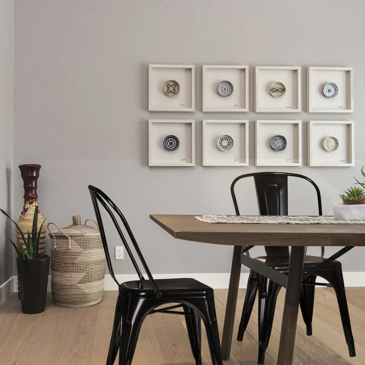 Schwarze Bistrostühle VANTAGGIO COMFORT aus Metall an einem Holztisch von hjh OFFICE