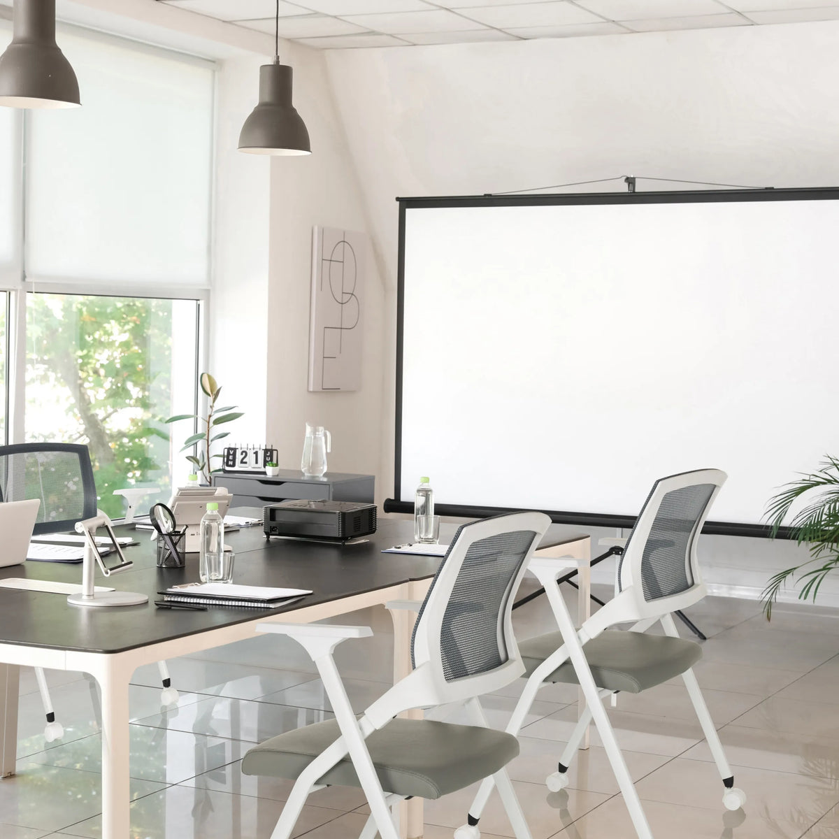 Chaise pliante grise PRIORITY II W PU avec dossier en maille et structure blanche de hjh OFFICE