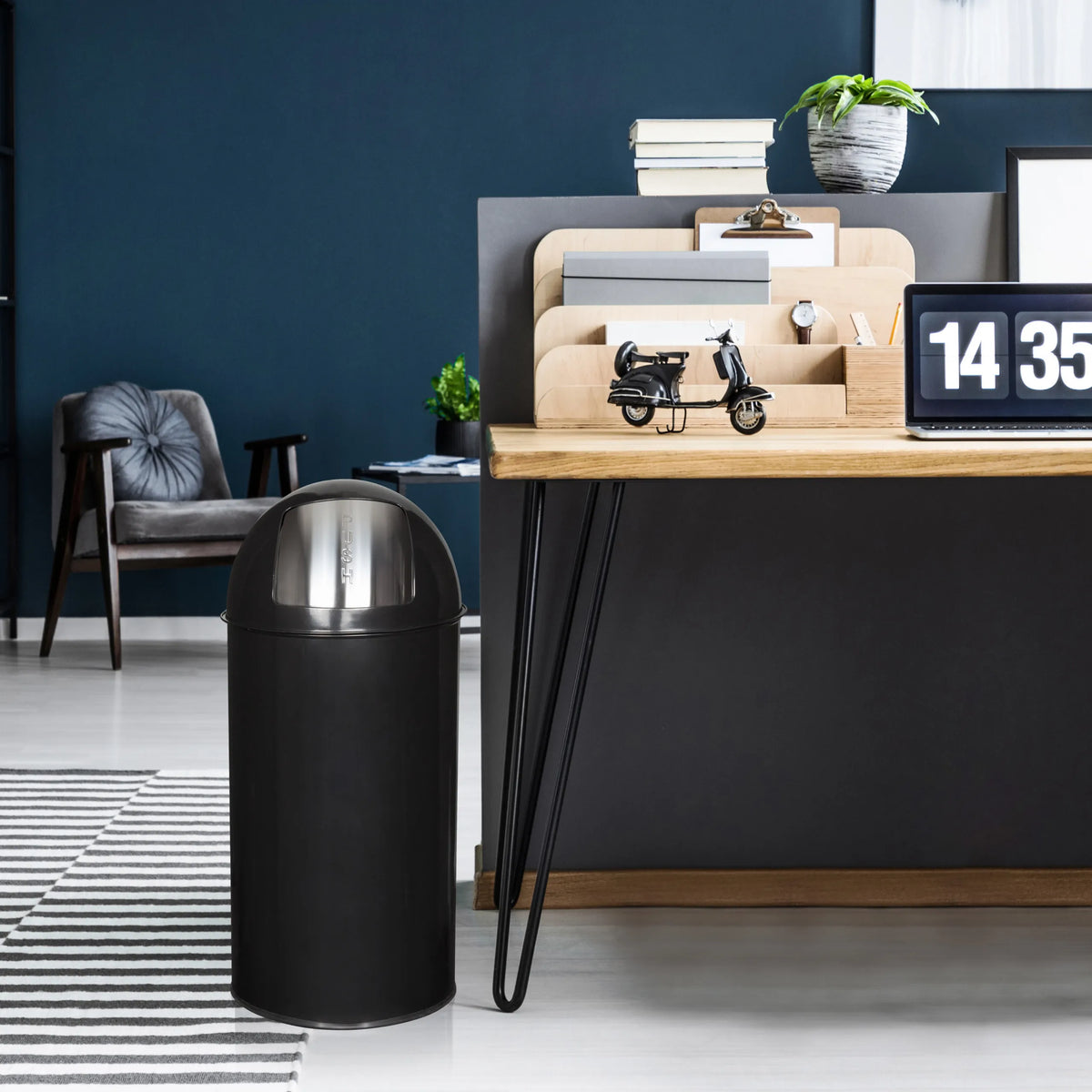 Poubelle PUSH 50L noire d'une capacité de 50 litres avec couvercle argenté de hjh OFFICE