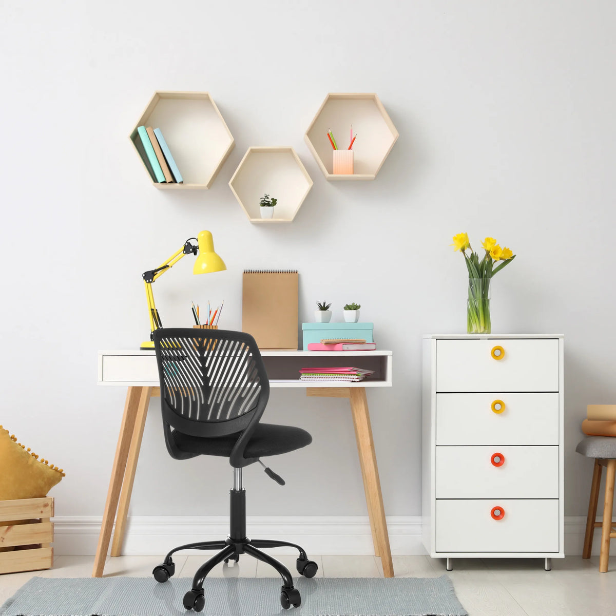 Chaise pivotante pour des enfants KID QB noire avec dossier en maille et roulettes de hjh OFFICE