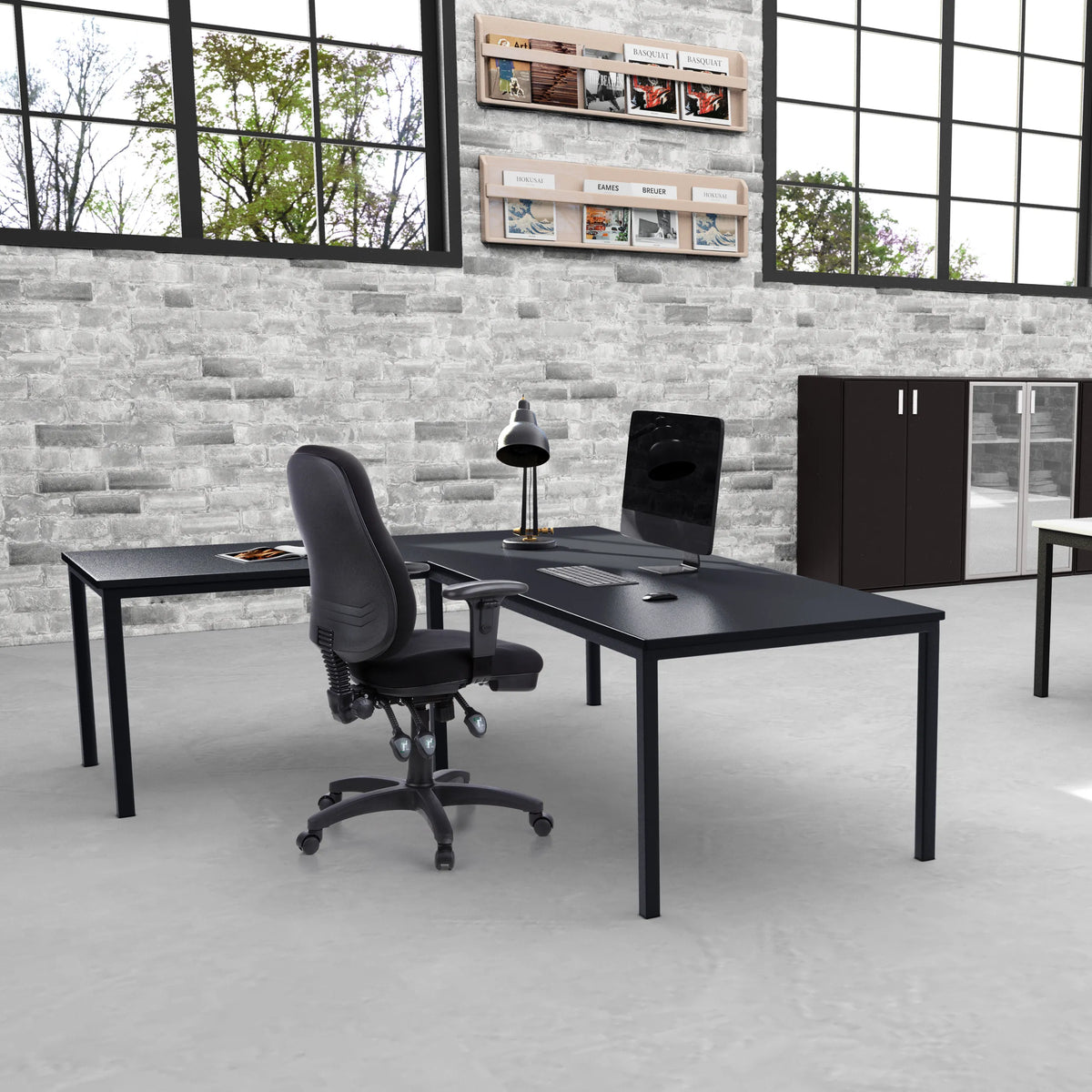 Siège de bureau de qualité professionnelle ZENIT PRO noir avec accoudoirs à un bureau en L de hjh OFFICE