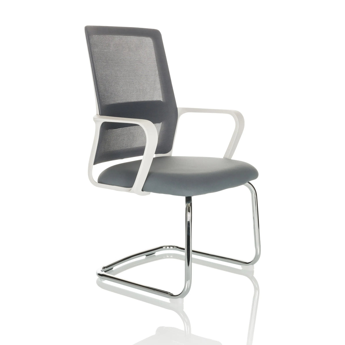 Chaise cantilever VISITER W grise avec dossier en maille, accoudoirs et structure chromée de hjh OFFICE – vue à 360° (vue de trois quarts avant 45°)