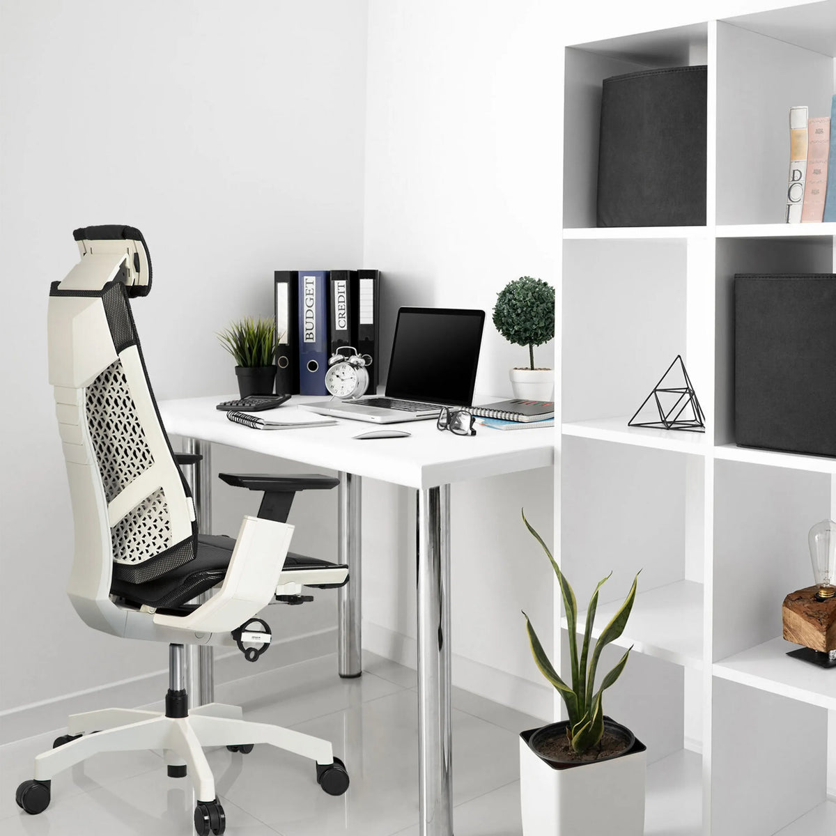 Siège de bureau haut de gamme GENIDIA PRO WHITE en noir et blanc à un bureau blanc dans un bureau à domicile moderne de hjh OFFICE