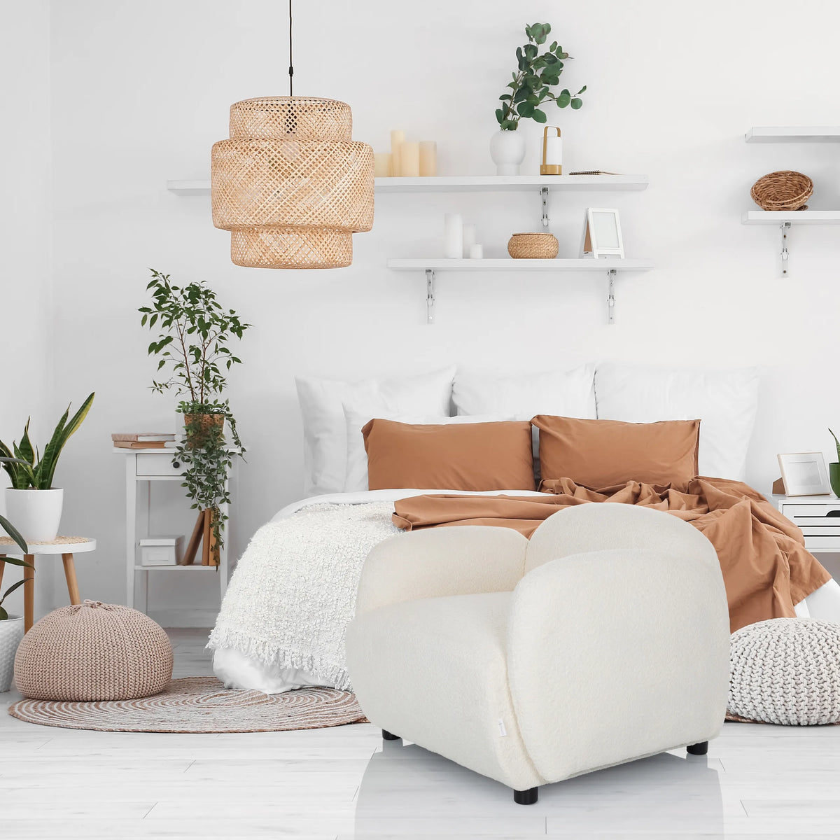 Fauteuil de salon blanc VERDUNA avec rembourrage moelleux et pieds noirs courts de hjh LIVING
