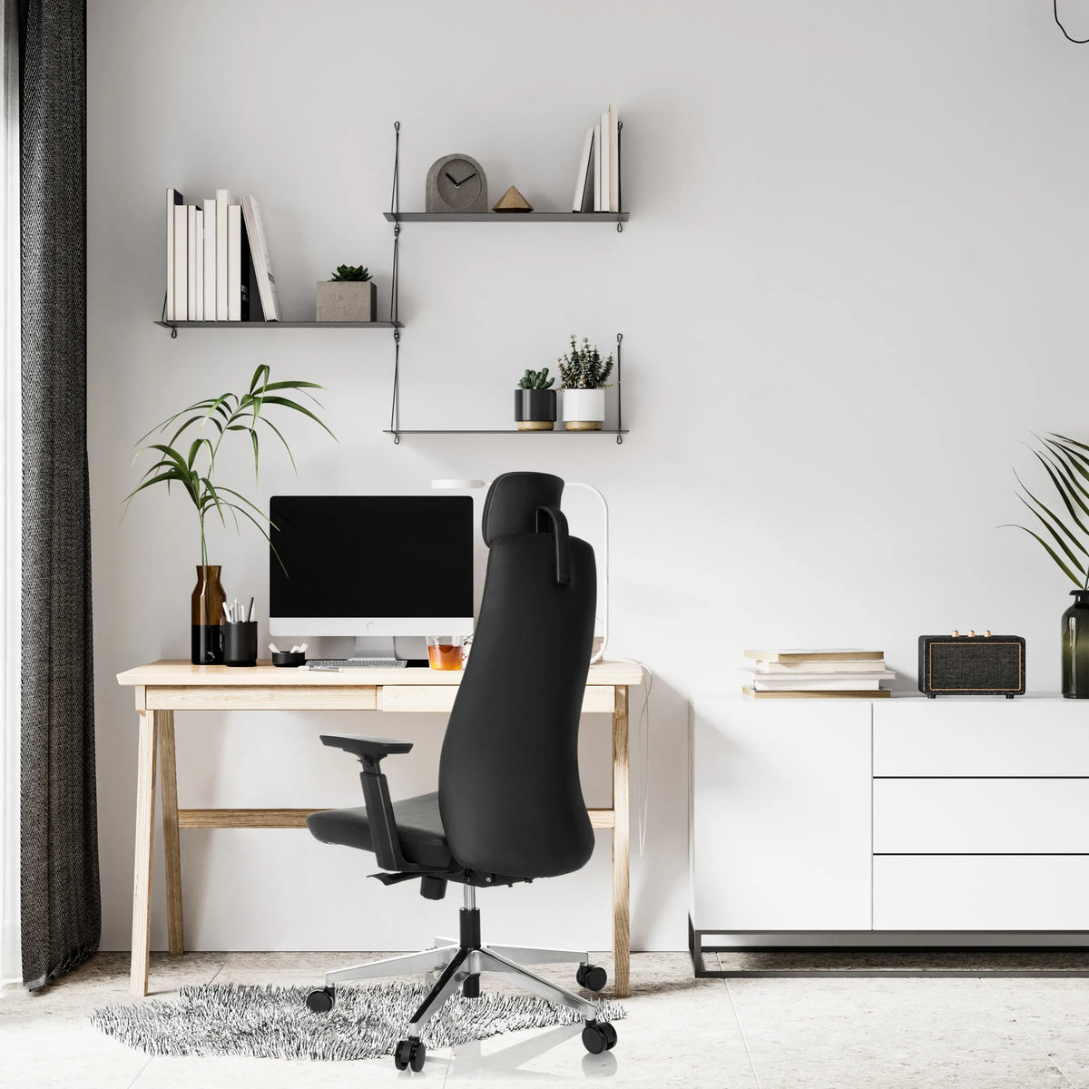 Siège de direction de qualité professionnelle noir YUCANO I à un bureau dans une pièce lumineuse de hjh OFFICE