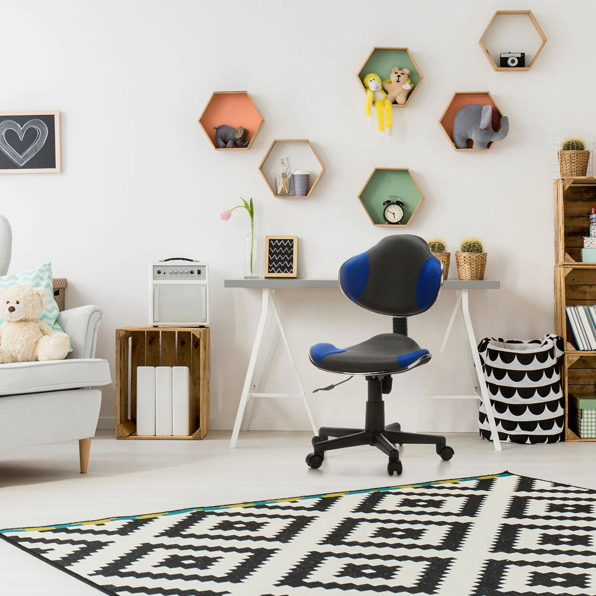 Chaise pivotante pour des enfants KIDDY GTI-2 en gris et bleu avec piètement à roulettes devant un bureau de hjh OFFICE