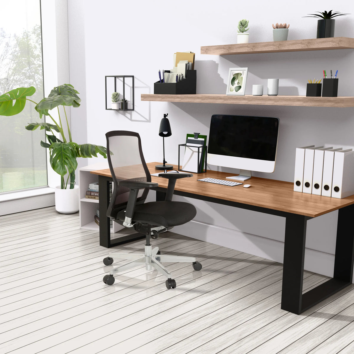 Siège de bureau haut de gamme FOUNTAINE en noir à un bureau dans une pièce lumineuse de hjh OFFICE