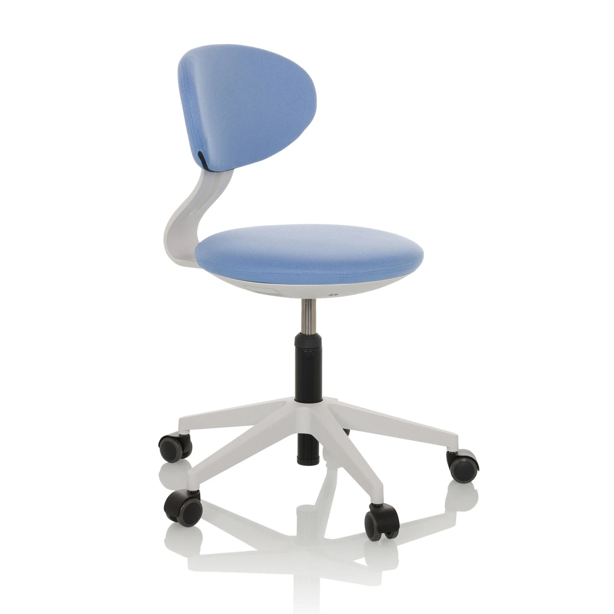 Chaise pivotante pour des enfants MINIMOVO bleue avec pied blanc et cinq roulettes de hjh OFFICE – vue à 360° (vue de trois quarts avant 60°)