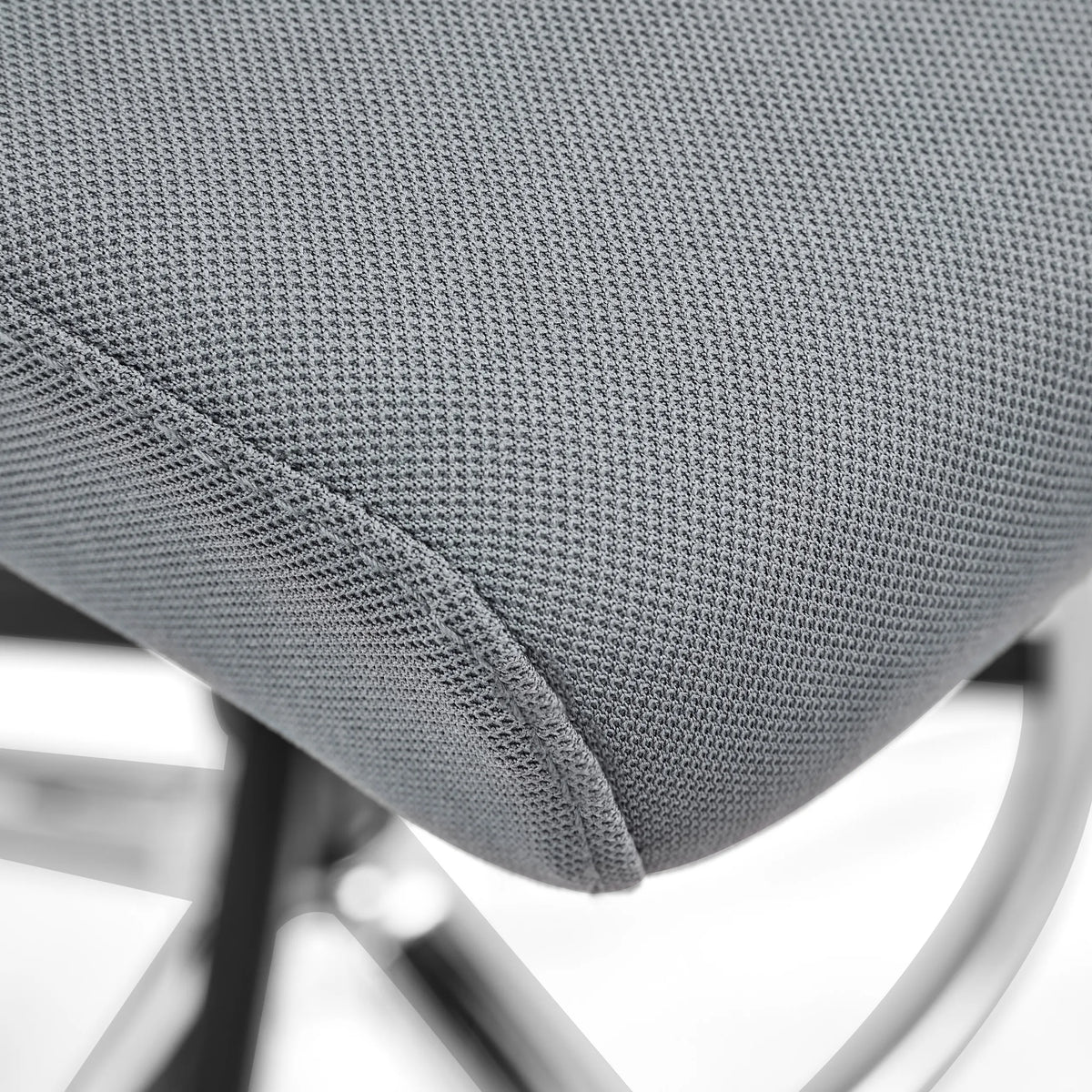 Grauer Stoffbezug der Sitzfläche des Counterstuhls Top Work 44 W von hjh OFFICE