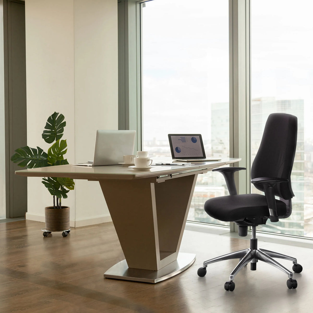 Siège de bureau de qualité professionnelle PRO-TEC 200 noir avec accoudoirs et roulettes à un bureau de hjh OFFICE