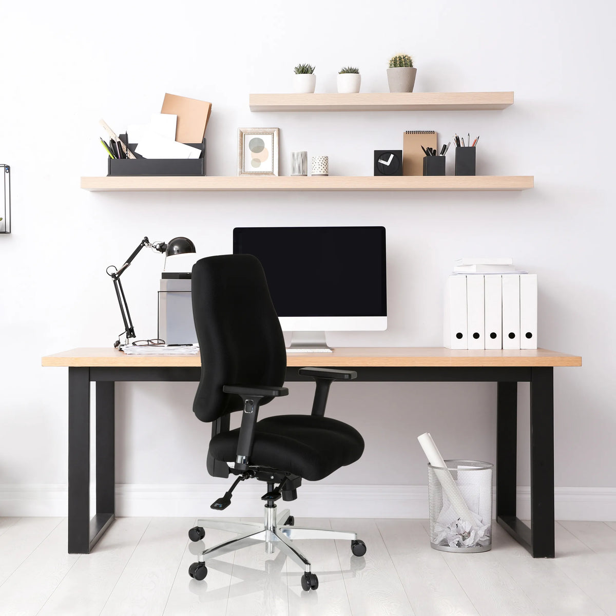 Siège de bureau de qualité professionnelle noir ZENIT COMFORT à un bureau dans un bureau lumineux de hjh OFFICE