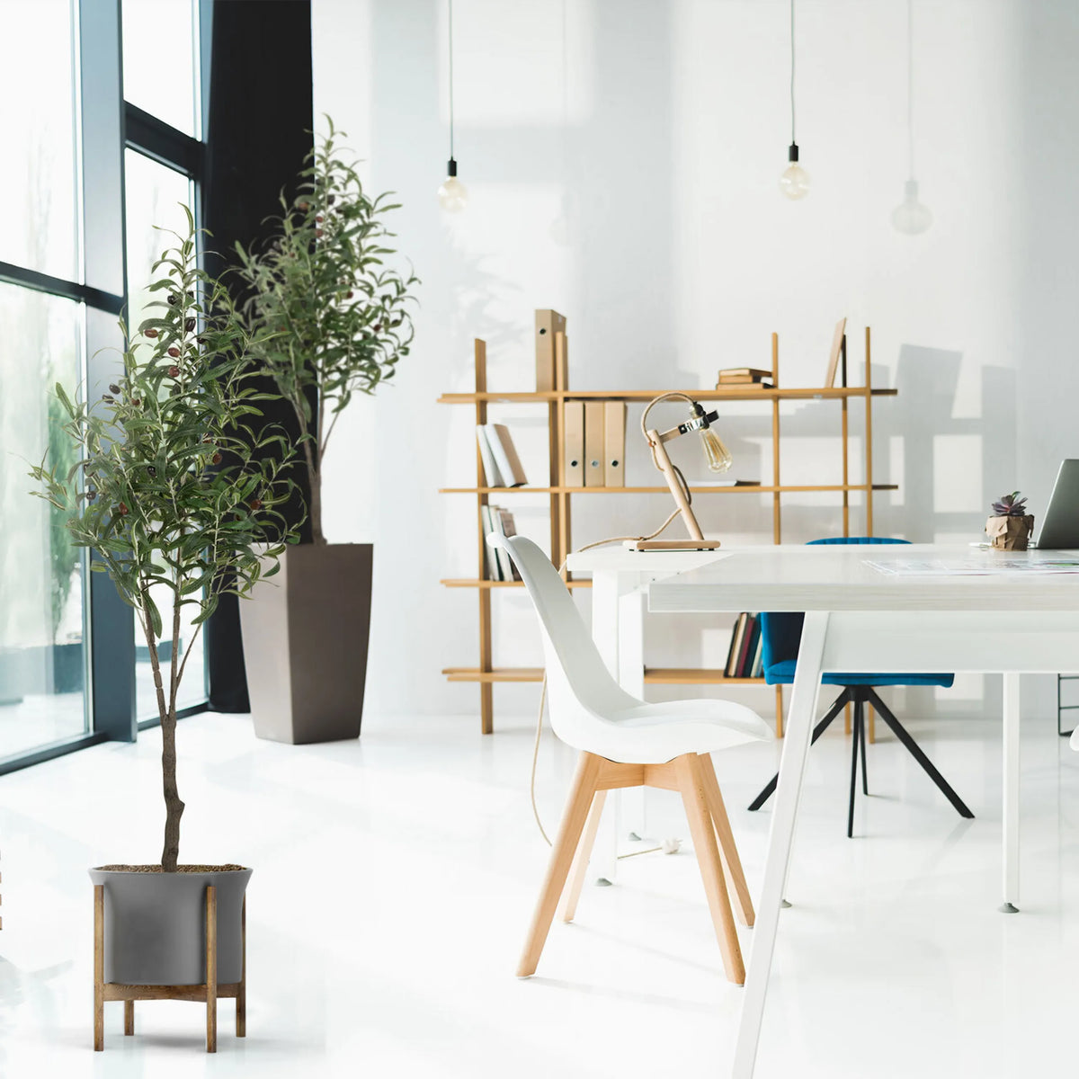 Plante artificielle OLIVE de couleur verte avec un pot gris sur un support en bois de hjh OFFICE