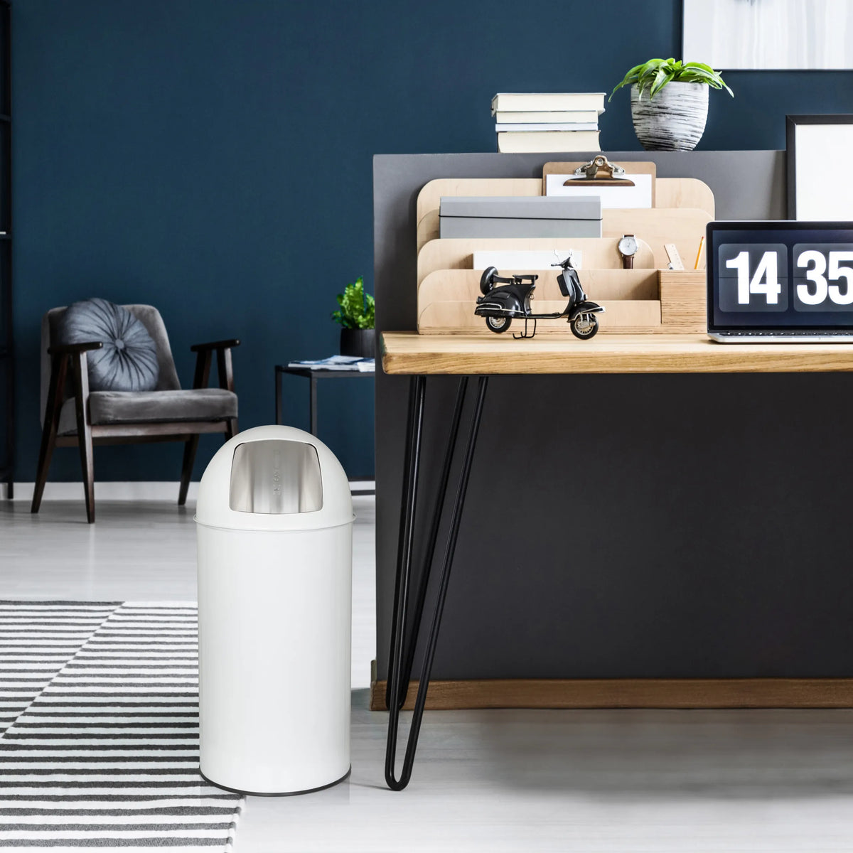 Poubelle blanche PUSH 35L d'une capacité de 35 litres de hjh OFFICE