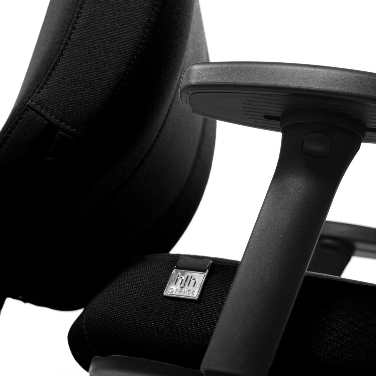 Accoudoir et logo de la marque du Siège de bureau haut de gamme RESISTIO en noir de hjh OFFICE