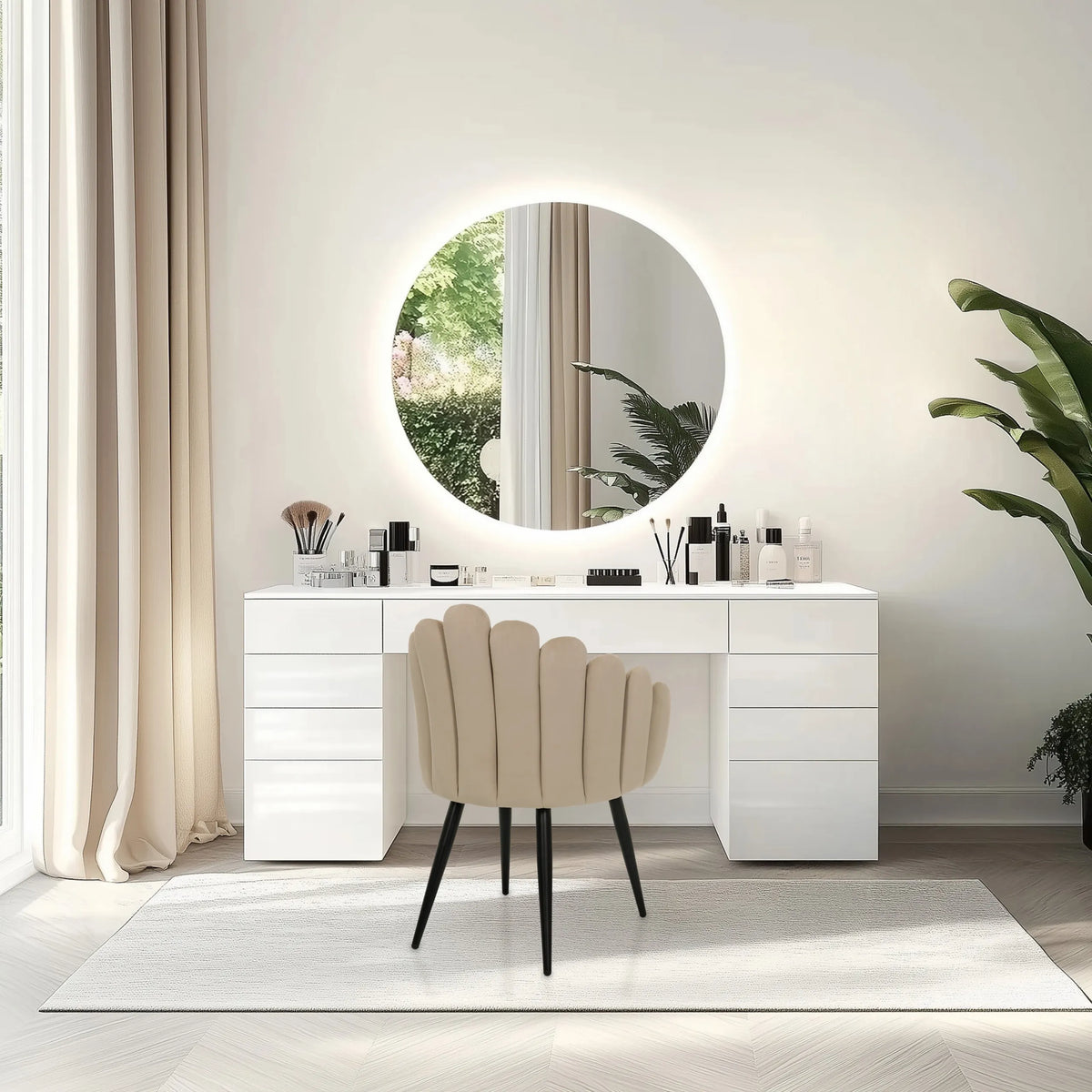Chaise de salle à manger beige SCALLORE avec dossier en forme de coquillage et pieds noirs de hjh LIVING