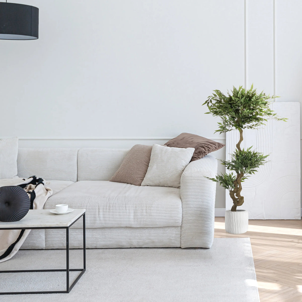 Plante artificielle verte ACACIA dans un pot blanc à côté d'un canapé de hjh OFFICE
