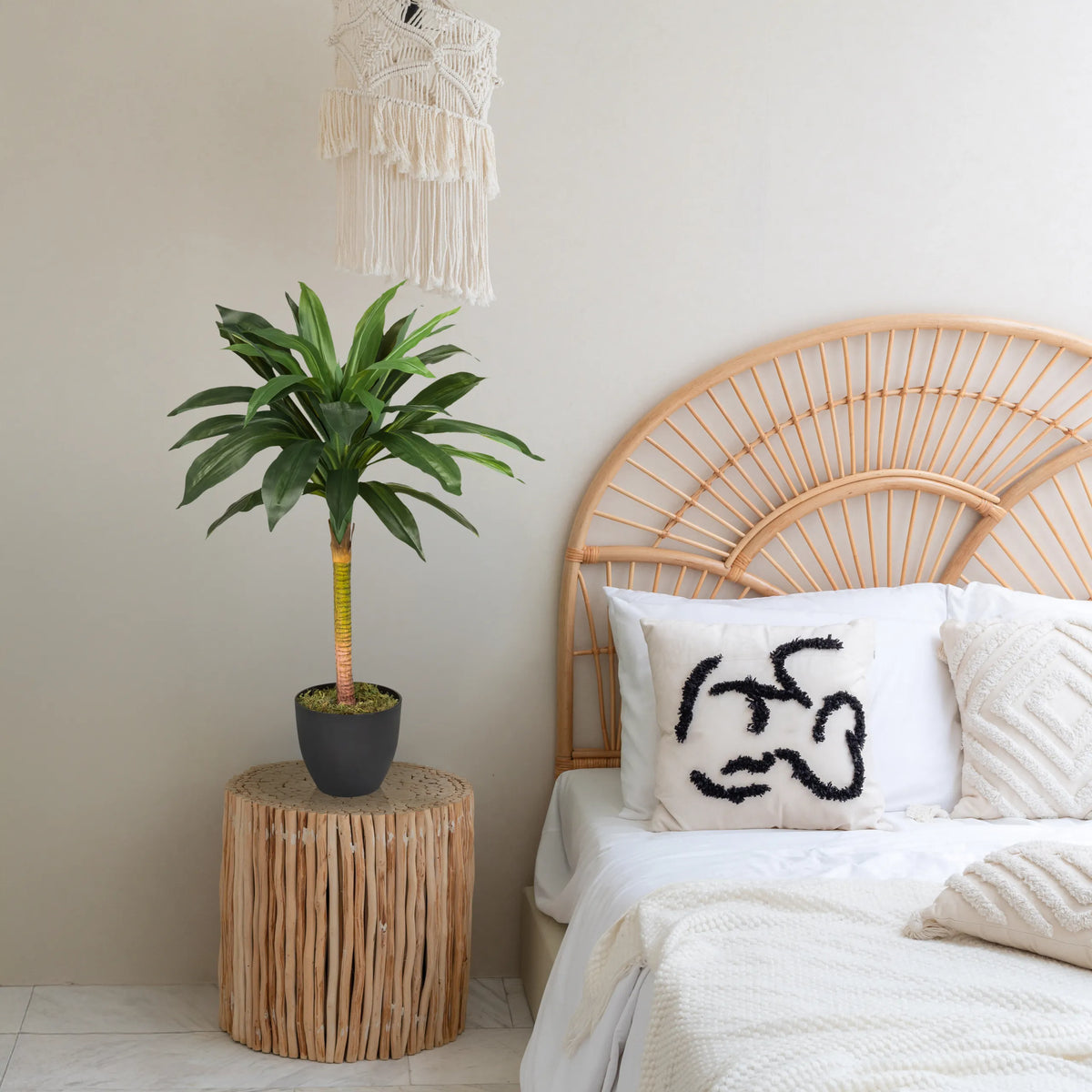 Plante artificielle DRACAENA I en vert avec un pot foncé sur une table d'appoint de hjh OFFICE