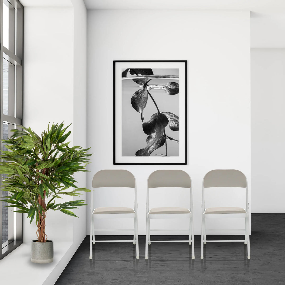 Trois chaises pliantes TUDELA W grises avec revêtement en similicuir dans une pièce lumineuse de hjh OFFICE