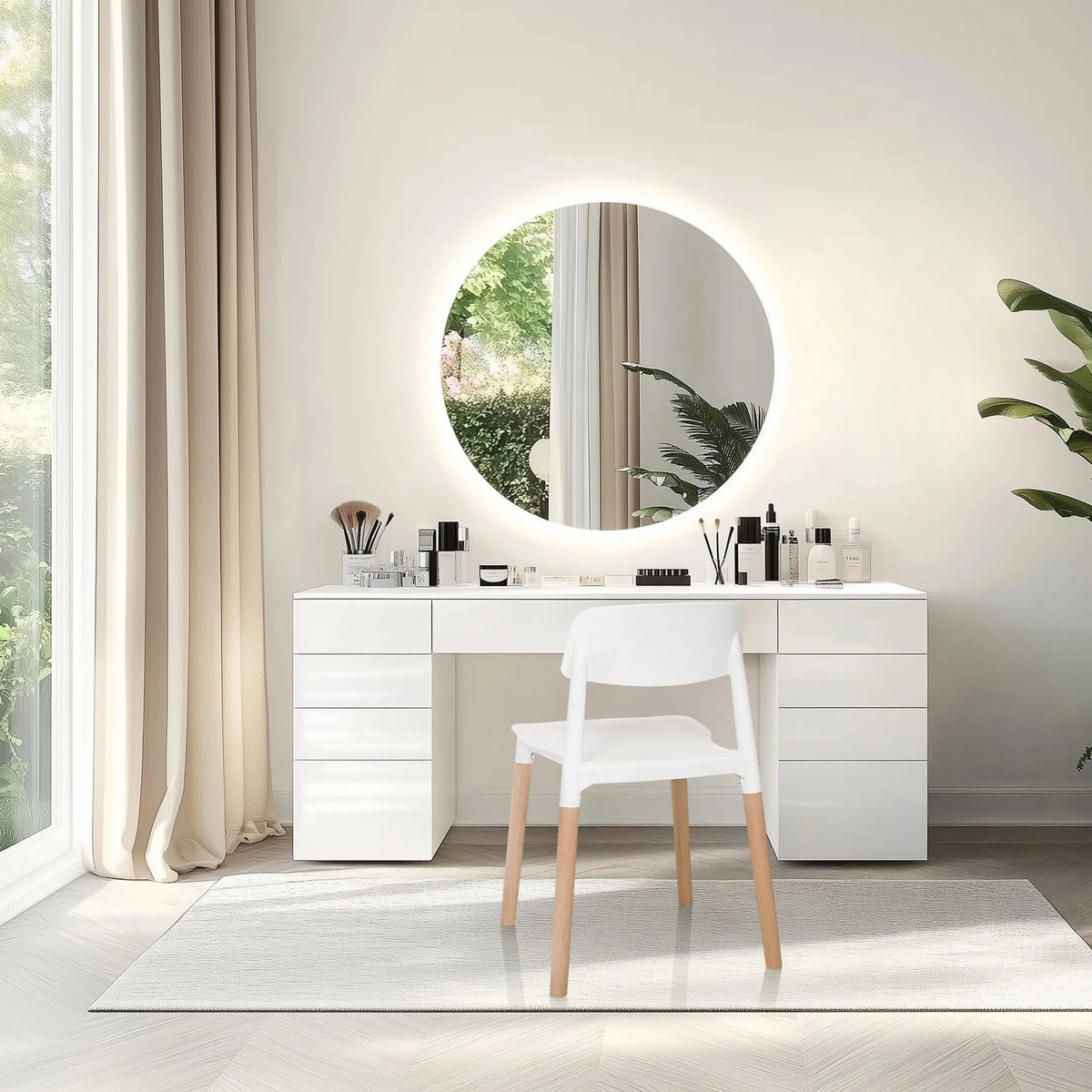 Chaise à quatre pieds SCANDI E blanche avec des pieds en bois clair devant une coiffeuse de hjh LIVING
