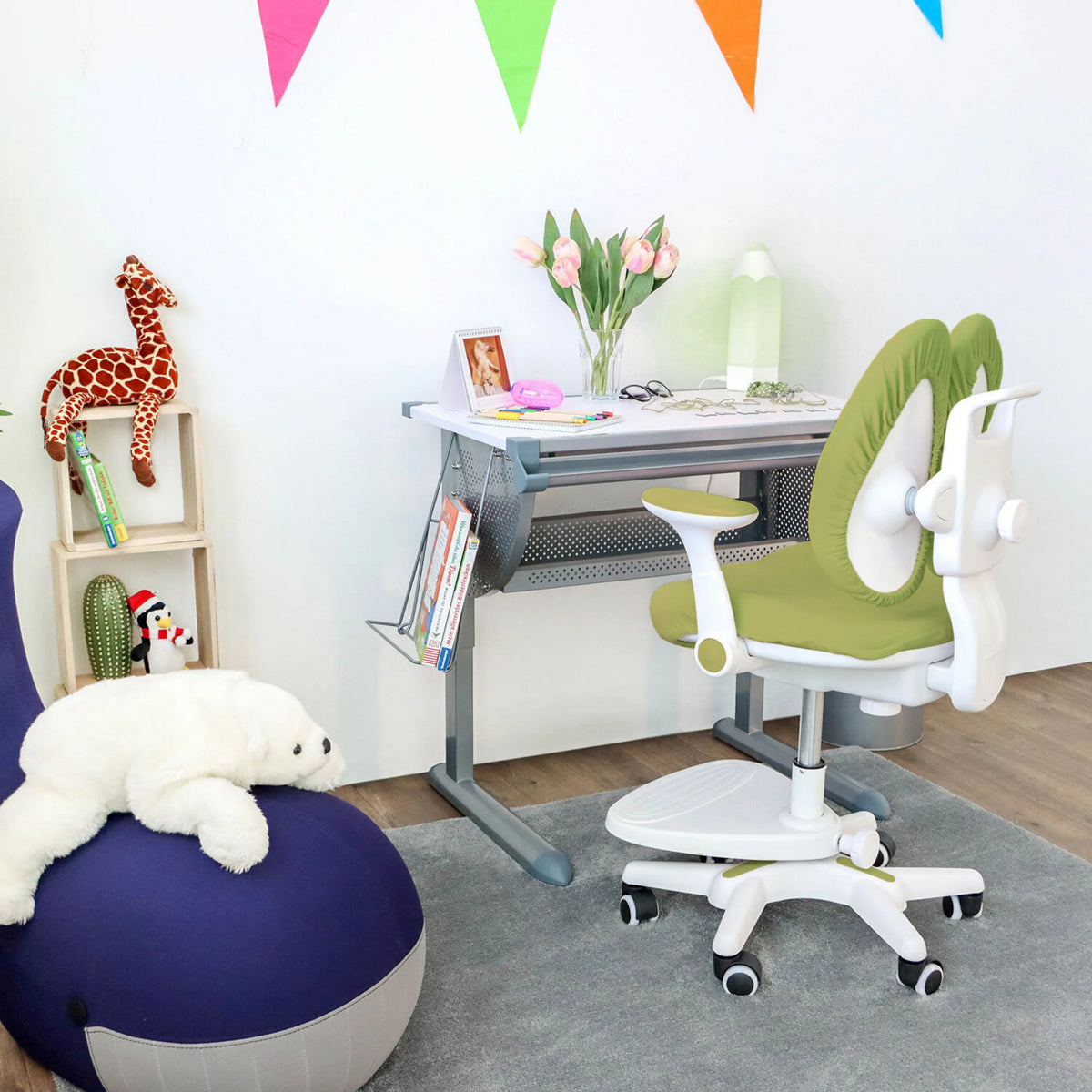 Chaise pour enfants verte KID WING avec structure blanche et roulettes à un bureau de hjh OFFICE
